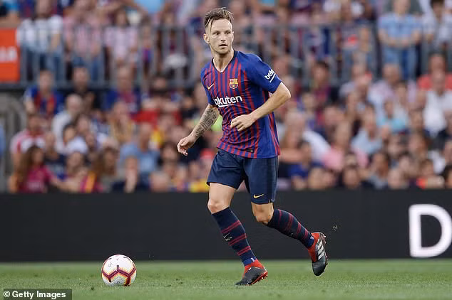 Đài phát thanh Tây Ban Nha Onda Cero cho biết PSG đã hỏi mua tiền vệ 30 tuổi của Barca là Ivan Rakitic với giá 100 triệu euro trong mùa Hè 2018 nhưng không thành công.