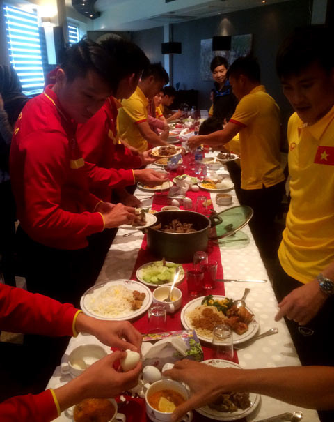 Các tuyển thủ ĐT Việt Nam hào hứng với bữa ăn gà luộc, trứng luộc trên đất Iran.