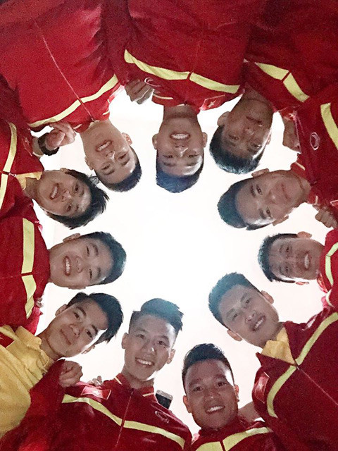 Với cách chụp ảnh vô cùng sáng tạo, bức ảnh này đã được rất nhiều fan hâm mộ trong nước đăng tải trên tường cá nhân của mình.