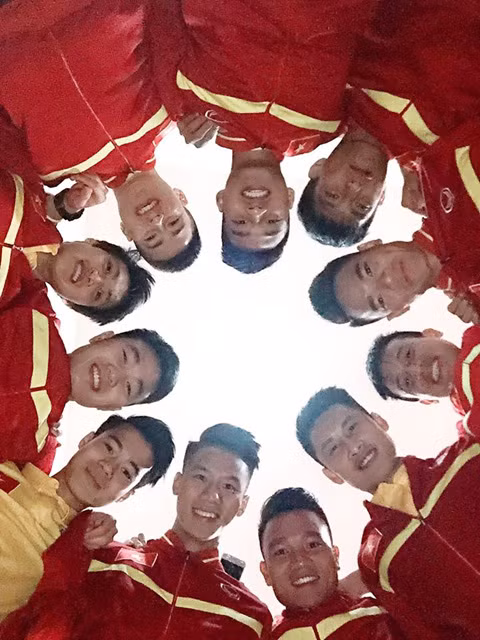 Với cách chụp ảnh vô cùng sáng tạo, bức ảnh này đã được rất nhiều fan hâm mộ trong nước đăng tải trên tường cá nhân của mình.