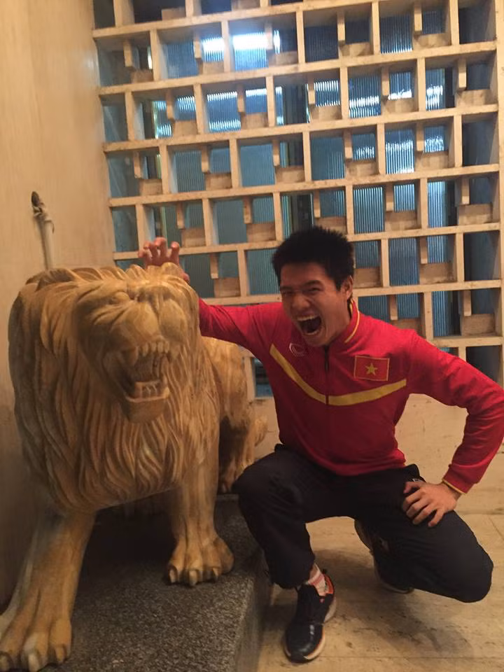 Phi Long đọ sức gầm vang với sư tử đá trong sảnh của khách sạn.