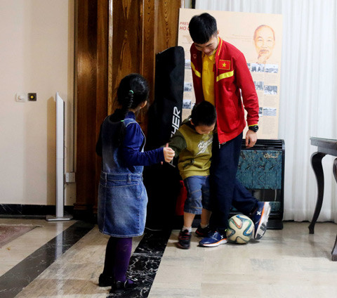 Cầu thủ này còn thể hiện màn biểu diễn điêu luyện khi chơi bóng cùng các em.