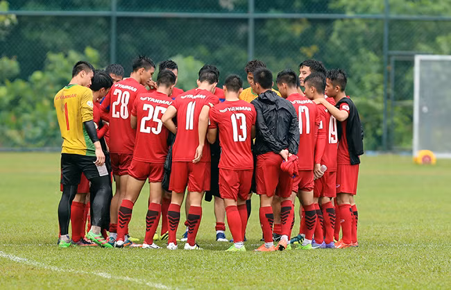 Mặc dù không được thời tiết tại Malaysia ủng hộ nhưng các tuyển thủ U22 Việt Nam vẫn miệt mài tập luyện để chuẩn bị cho trận mở màn SEA Games 2017, chiều 14/8 các học trò của HLV Hữu Thắng đã có màn "luyện công" dưới mưa hết sức vất vả. Ảnh: Bongda.com.vn