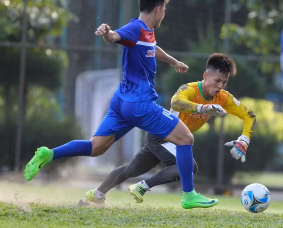 Theo cựu HLV ĐTQG Nguyễn Văn Sỹ, U22 Việt Nam cần phải lưu ý về thể lực và thể hình của U22 Đông Timor, bởi đối thủ sở hữu nhiều cầu thủ nhập tịch, gốc gác nước ngoài. Cũng theo chuyên gia Văn Sỹ, U22 Việt Nam cần hướng tới chiến thắng đậm trước Đông Timor để có thể cạnh tranh hiệu số với Indonesia hay Thái Lan khi cần thiết. Ảnh: Thethao247