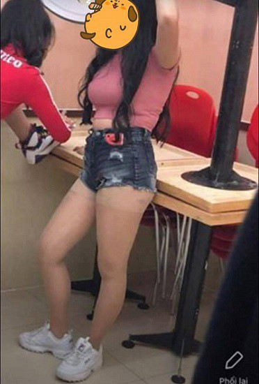 Cụ thể, cô nàng này đã đăng vào một group kín chuyên về giày một bức ảnh gợi cảm trên mạng. Trong ảnh, cô mặc áo thun ôm, quần short và khoe đôi giày hiệu rất đẹp. Nhìn giày thì ít nhưng cánh mày râu lại ngắm đôi chân thon dài, eo thon và vòng một hấp dẫn của cô nàng trên thì nhiều.