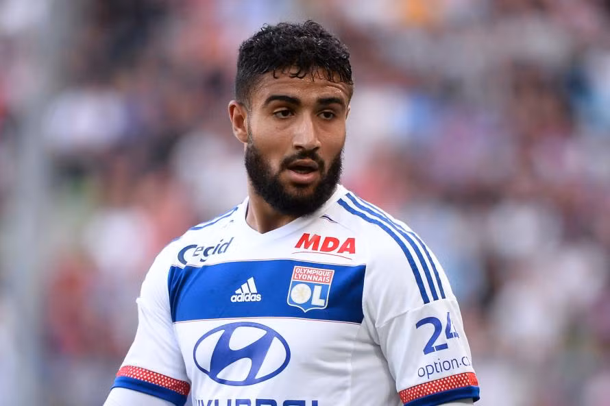 Arsenal tranh mua Fekir với Real, Barca: Arsenal đang đứng trước nguy cơ mất Alexis Sanchez và Mesut Ozil ngay trong kì chuyển nhượng mùa Đông tới, khi không thể thuyết phục 2 ngôi sao này gia hạn hợp đồng. Đó là lí do mà HLV Arsene Wenger phải sớm tìm kiến người thay thế, và Nabil Fekir đã được nhắm đến.