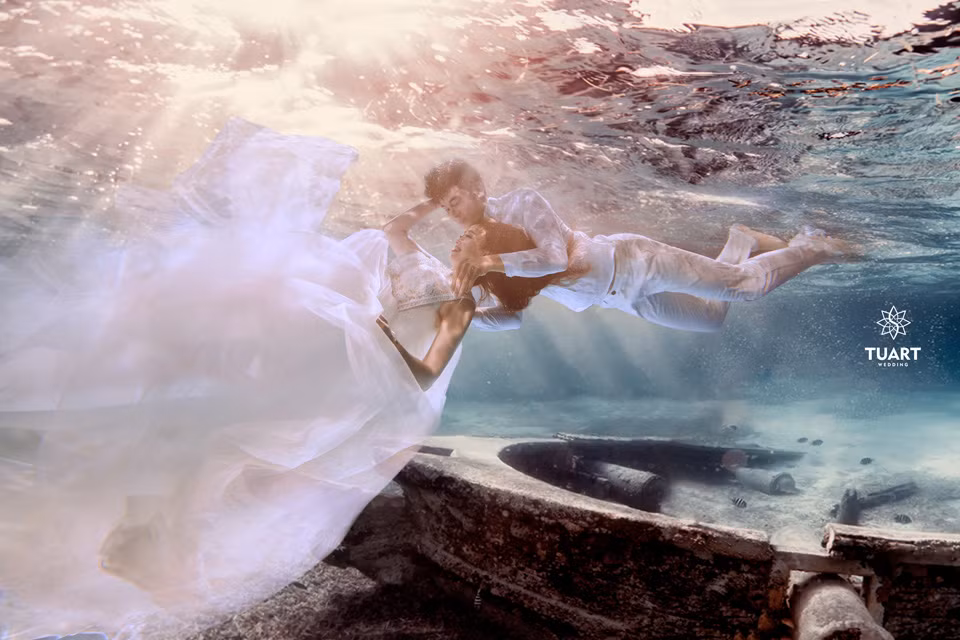 Với việc những chiếc smartphone ngày nay đã tích hợp thêm khả năng chụp ảnh dưới nước thì việc các cặp đôi sử dụng hình thức chụp ảnh cưới này lại càng trở nên phổ biến hơn bao giờ hết.