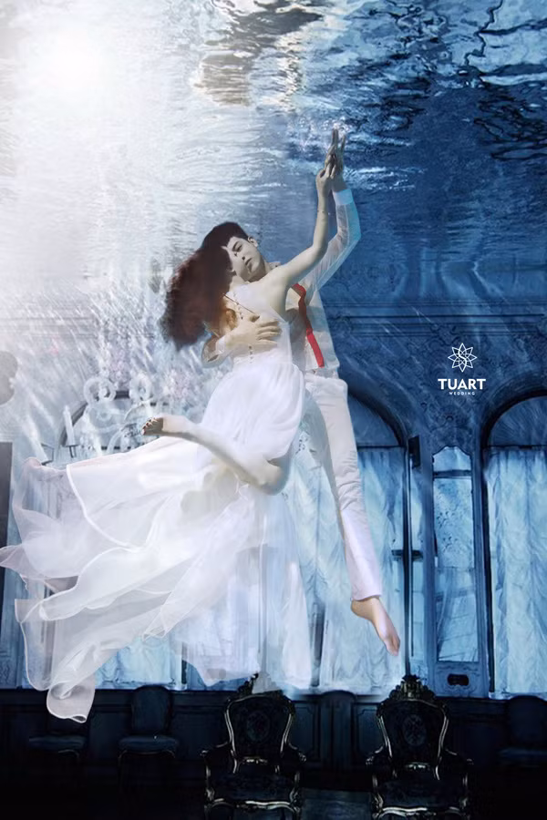 Ê-kip tiết lộ bộ ảnh cưới dưới nước này được chụp lúc 1h sáng, mặc dù hình ảnh không thực sự sắc nét như máy ảnh chuyên dụng như không thể phủ nhận bộ ảnh rất hấp dẫn người xem.