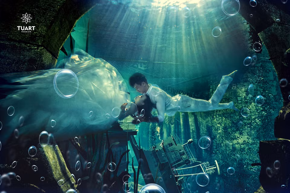 Nếu như 2016, ảnh cưới chụp bằng flycam từng lên ngôi với giá thành đắt đỏ thì hiện tại, các cặp đôi say đắm với kiểu chụp ảnh cưới dưới nước.