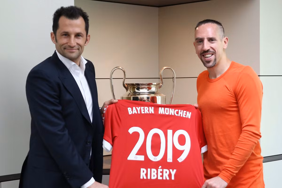 Chuyển nhượng cầu thủ từ Đức, Bayern đã chính thức gia hạn hợp đồng thêm một mùa với Frank Ribery. Hợp đồng mới của anh có giá trị đến hết mùa giải 2018-2019.