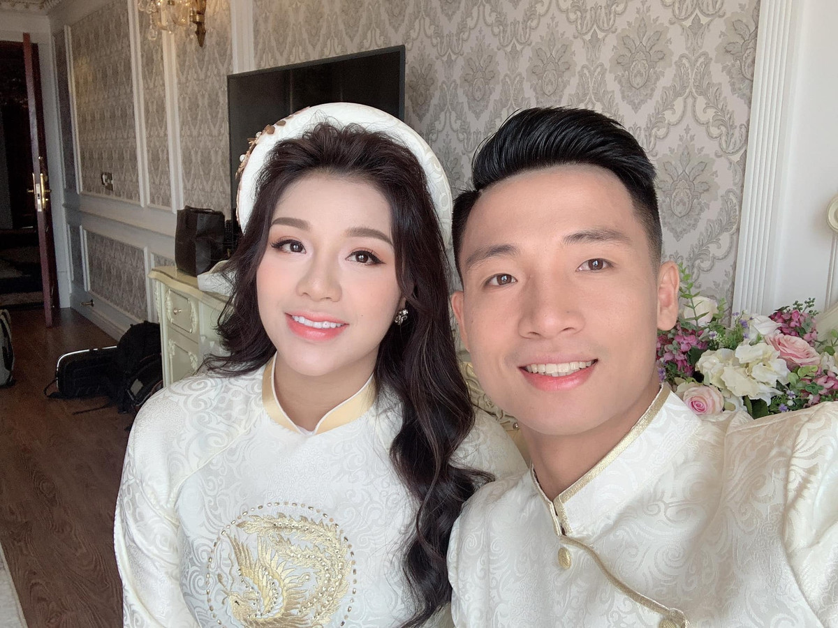 Dù đã chọn cách im lặng sau khi bị nhiều người hỏi về lý do của đám hỏi, Bùi Tiến Dũng lại "lỡ miệng" xác nhận sự thật tin đồn với HLV Nguyễn Hữu Thắng.