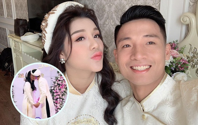 Cụ thể, Bùi Tiến Dũng đã thẳng thắn chia sẻ: "Vợ em phải vài tháng nữa mới sinh em bé", sau khi được HLV Nguyễn Hữu Thắng hỏi thăm: "Nghe nói mới lấy vợ hả? Bao giờ vợ sinh con?".