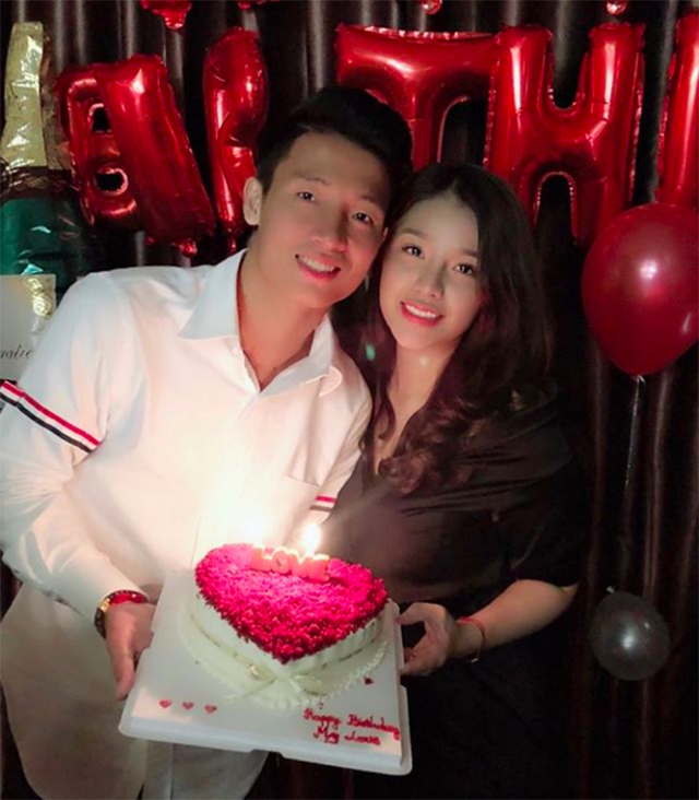 Sau này có con, Dũng chắc chắn cũng sẽ để con của Dũng có được một tuổi trẻ đáng nhớ như bố, đã chọn làm là làm hết mình, dù có phải vượt qua bao nhiêu khó khăn, đổ bao nhiêu mồ hôi, thậm chí có cả máu và nước mắt. Có lẽ sắp lên chức bố thật rồi nên nhiều suy nghĩ cho tương lai quá cả nhà ơi! Nhưng có một điều chắc chắn sau này Dũng sẽ luôn nhắc nhở con, đó là ‘không đổ mồ hôi, sao chơi hết mình’, sẽ luôn khuyến khích con nỗ lực đến cùng để đạt mục tiêu. Cả nhà có đồng ý không?". Trung vệ Bùi Tiến Dũng chia sẻ thêm.