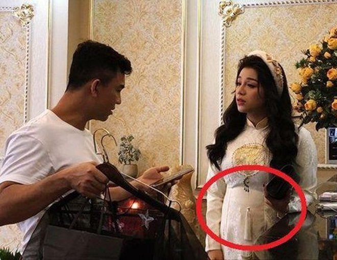 Tin đồn càng được đẩy lên cao khi trong lễ ăn hỏi, Khánh Linh để lộ thân hình phát tướng. Ngoài vòng hai phình to, ngực của bà xã chân sút họ Bùi cũng nảy nở hơn và thậm chí còn xuất hiện cả nọng cằm.