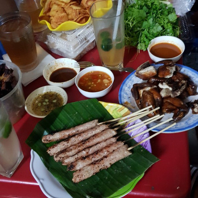 Ngày xưa thì chỉ có vài món đơn giản, nhưng giờ thì còn bán thêm cả bánh bao chiên, nem nhân phô mai, chim quay. Nếu có lỡ ăn nhiều đồ quá mà hơi ngán thì uống ngay một ngụm trà bát bảo là thấy bừng tỉnh cả con người.