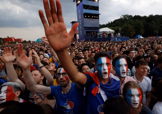 Khoảnh khắc trọng tài nổi hồi còi mãn cuộc, "bữa tiệc" ăn mừng của các CĐV Pháp trên khắp thể giới bắt đầu và nó sẽ còn sôi động hơn bao giờ hết khi thầy trò HLV Didier Deschamps trở về nước và có cuộc diễu hành qua các con phố của Paris.