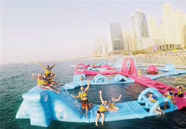 Đến bãi biển Jumeirah ở Dubai, bạn sẽ được trải nghiệm các trò chơi thử thách lòng can đảm: đi qua cầu rung, leo núi, nhảy cầu và dưới chân bạn là làn nước biển cực xanh mát.