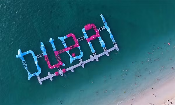 Dubai Aqua Park tọa lạc tại bãi biển Jumeirah là một trong những khu du lịch hiện đại bậc nhất thế giới. Nhìn từ trên xuống, bạn có thể dễ dàng nhận ra tổng thể công viên nổi này có hình chữ Dubai.