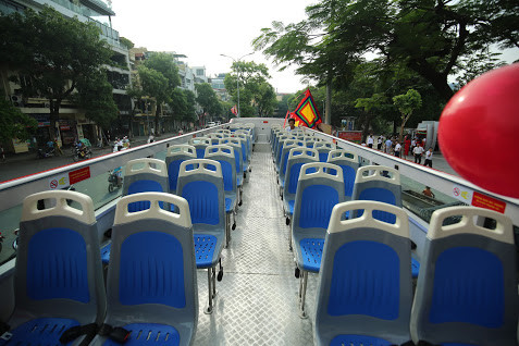 Đơn vị khai thác đã tính toán để xe có thể dừng đỗ tại các điểm tham quan đặc trưng, các di tích lịch sử, văn hoá được chọn sẵn cho du khách với nhiều thông tin thuyết minh hấp dẫn, nhất là du khách lần đầu đến thăm thủ đô không phải mất thời gian tìm hiểu và chọn lựa, tìm đường, tìm phương tiện di chuyển và hướng dẫn viên.