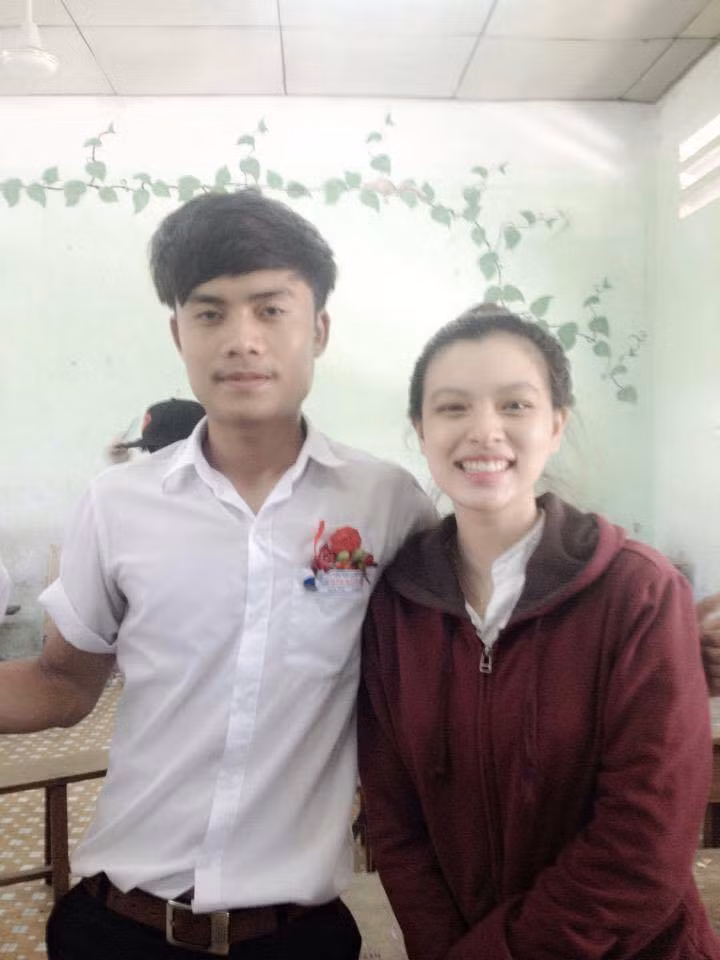 Diện mạo của Hảo ngày ấy - bây giờ không quá khác nhau, đặc biệt ở điểm nụ cười và đôi môi đã có chút thay đổi.