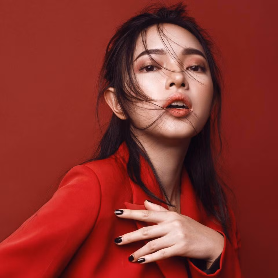 Bí quyết lột xác của Châu Bùi đó là thường xuyên làm bạn với phòng gym để có 1 cơ thể săn chắc và cũng từ đó cô có thể đẹp hơn trong những bộ đồ đầy phá cách.