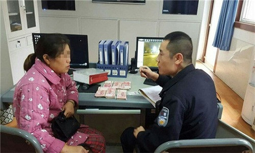 Một đối tượng trong nhóm gửi tiền giả rút tiền thật ở cơ quan an ninh