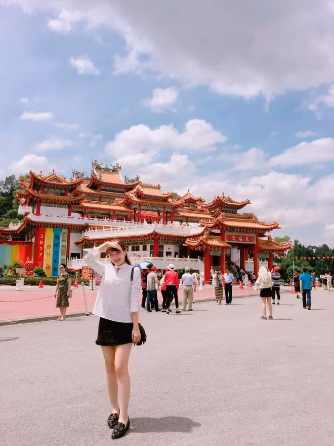 Cô gái sở hữu khoảnh khắc "dở khóc dở cười" đó là Dương Ý Như, sinh năm 1995, đến từ Hà Nội. Hiện là du học sinh Việt tại Anh ngành Thạc sĩ ngành MBA. Trước đó, cô gái Hà thành này đã tốt nghiệp Học viện Ngoại giao, ngành Cử nhân Luật Quốc Tế.