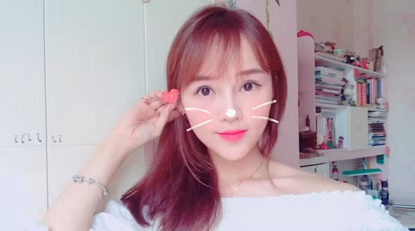 Ban đầu, nhiều dân mạng hoài nghi bức ảnh này là một bức ảnh sống ảo của được tạo ra từ các phần mềm chỉnh sửa hoặc chỉ là một pha "dìm hàng" không thương tiếc của ai đó dành cho cô gái trẻ. Tuy nhiên, sau khi tìm hiểu thì bức ảnh này được chính nữ nhân vật chính đăng tải trên Facebook cá nhân của mình.