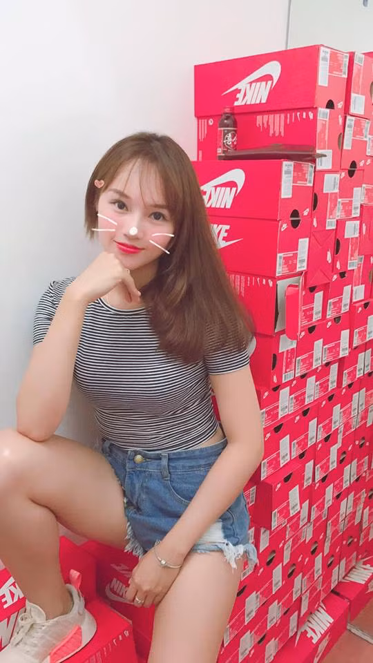 Nhờ thường xuyên tập các bài nhảy sôi động, đòi hỏi sự luyện tập kiên trì nên Ý Như sở hữu một thân hình săn chắc, thon thả nhưng không kém phần quyến rũ với những đường cong cực nuột. Ảnh trong bài: FBNV.