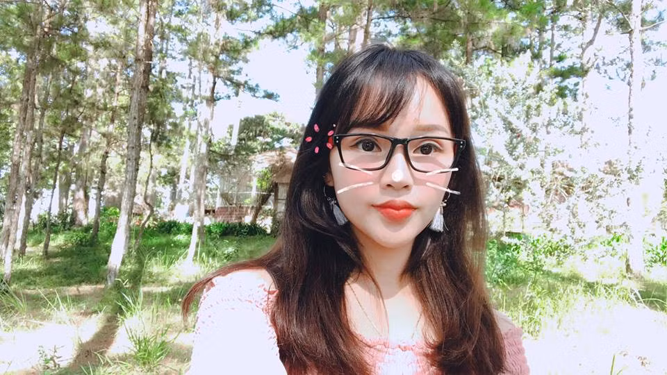 Chưa dừng ở đó, 9x Hà thành này chính là trưởng một nhóm nhảy khá có tiếng trong cộng đồng dancer ở Hà Nội, được thành lập từ năm 2012. Các đoạn clip của nhóm nhảy Juno do Ý Như là trưởng nhóm đã thu hút hàng triệu lượt xem trên Youtube.