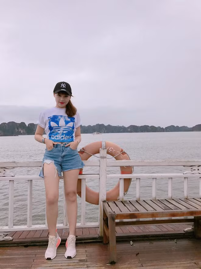 Lần mò thêm chút nữa, dân mạng còn biết thêm rằng chính Ý Như cũng không phải gương mặt xa lại khi thể hiện thành công bản cover ca khúc "Tình yêu màu nắng" được đăng tải trên kênh YouTube cá nhân năm 2013. Clip cover này của cô bạn 9X Hà thành đã có tới gần 200.000 lượt xem.