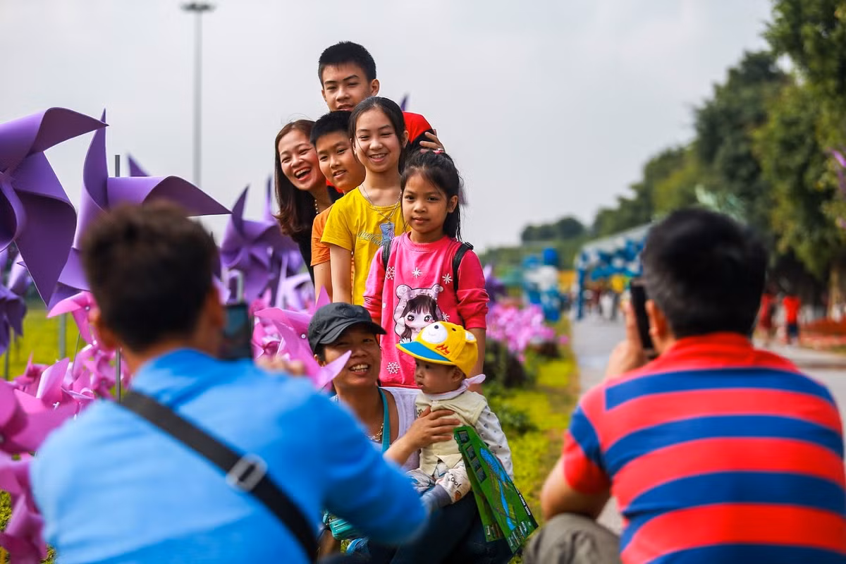 Lễ hội hoa Ecopark được tổ chức bên khu vực có hồ đào tự nhiên và không có rào chắn cẩn thận nên khá nguy hiểm cho trẻ nhỏ và các gia đình cần chú ý.