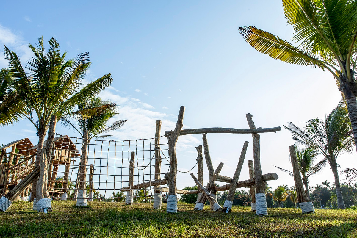 Trước khi ra mắt lễ hội hoa xuân, BTC thuộc Ecopark có giới thiệu khu vui chơi trẻ em mang tên Think Playground với các trò chơi làm từ gỗ của Nhật Bản. Tuy nhiên, theo quan sát của PV Kiến Thức, thì khu vui chơi này khá đông và đa phần là các trò chơi mạo hiểm mang tính vận động cao, thích hợp với những trẻ từ 7 - 10 tuổi. Còn các gia đình có trẻ nhỏ hơn thì hoàn toàn không có.