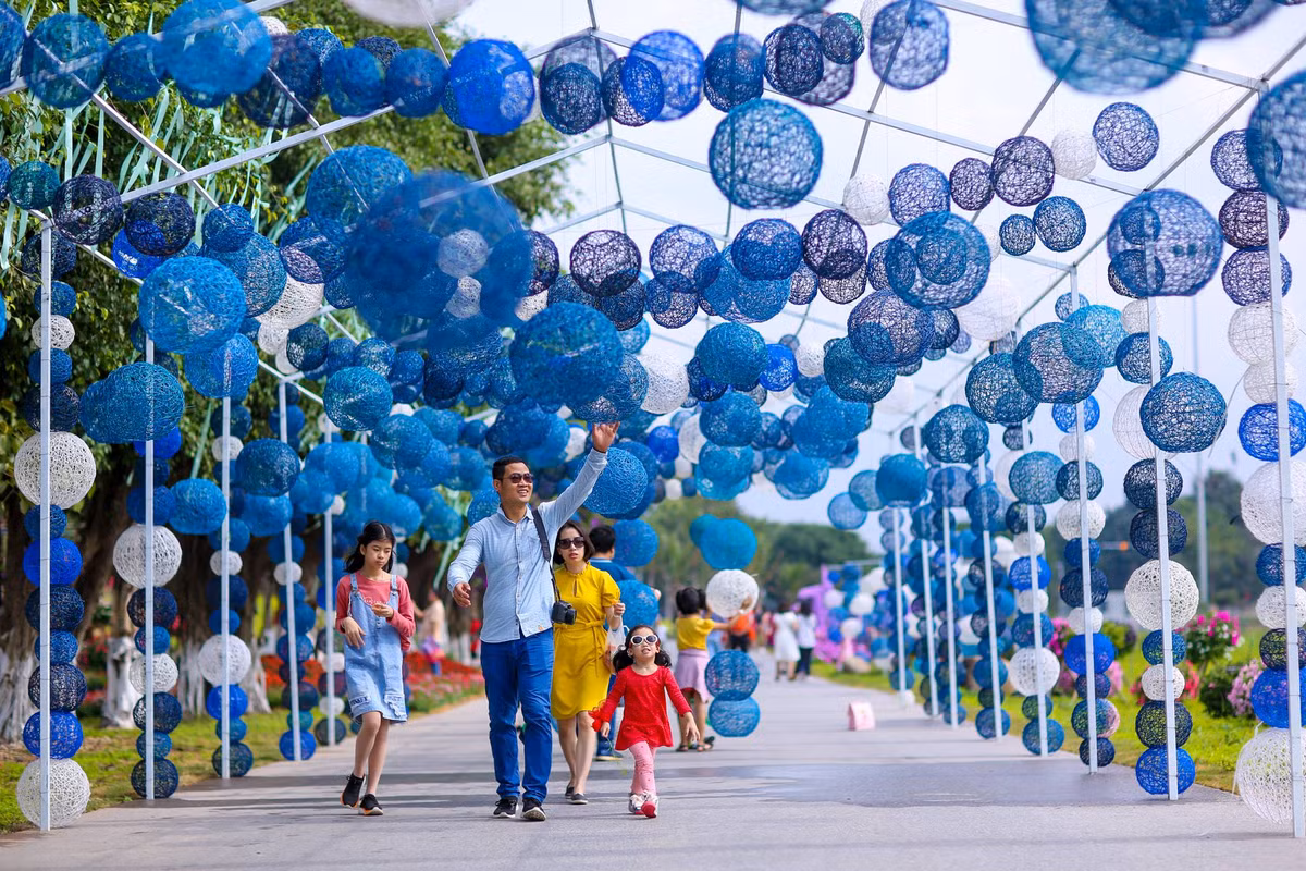 Năm nay, Lễ hội hoa xuân Ecopark được mở cửa từ ngày mùng 2 Tết tới ngày 6 Tết. Đường hoa này gây chú ý khung cảnh thoáng đãng, màu sắc cùng những trò chơi trong khuôn viên.