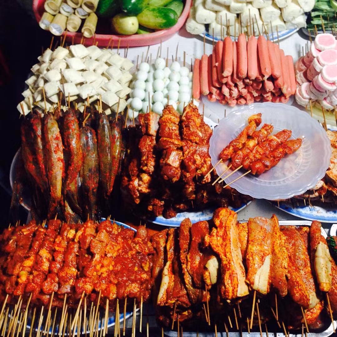 Đi du lịch Sa Pa bạn sẽ được thưởng thức nhiều món ngon vô cùng hấp dẫn. Đến đây khách du lịch sẽ được thưởng thức những món nướng tuyệt hảo trong tiết trời lạnh rét. Ảnh: Kimanh.n.