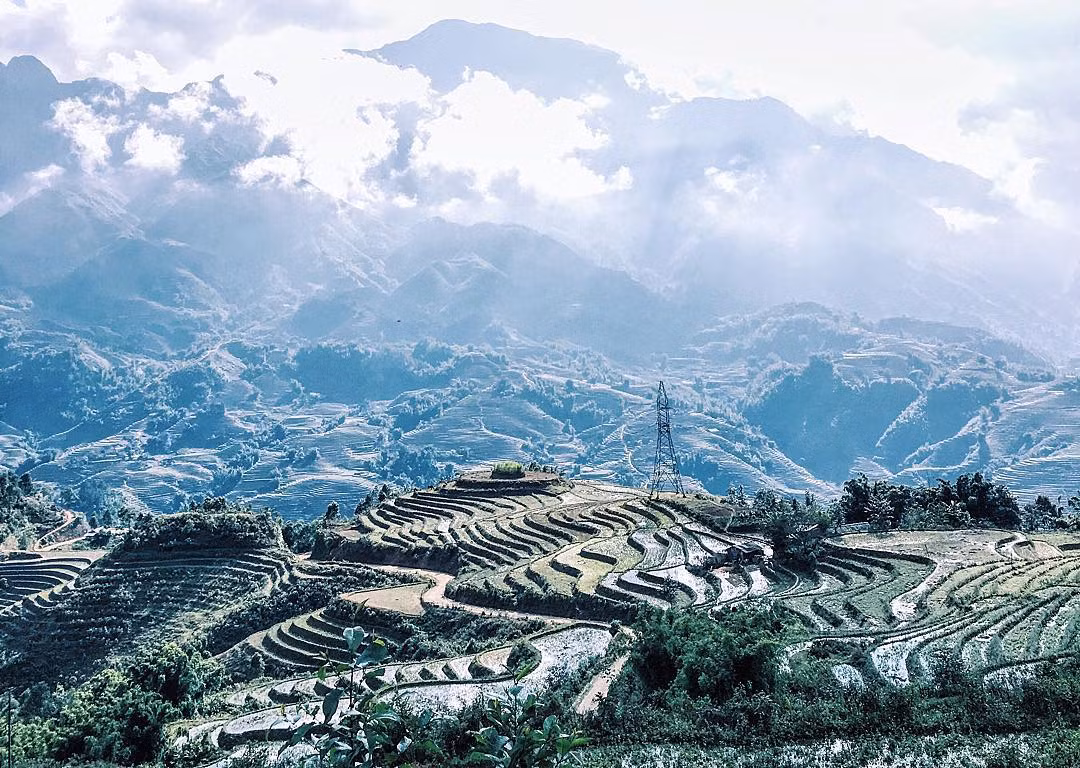  Du lịch Sa Pa mùa nào cũng đẹp nhưng đặc biệt vào mùa đông thì nơi đây càng đẹp hơn khi có những áng mây mù, sương lảng bảng trên những đỉnh núi, những ngôi nhà, con đường. Cảnh sắc thiên nhiên vô cùng quyến rũ tại Sa Pa mang hơi thở của cuộc sống bình yên và thơ mộng.