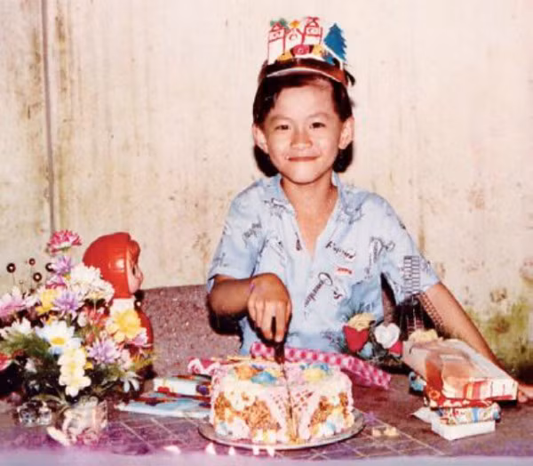 Để ý những bức ảnh chụp sinh nhật ngày xưa thấy sự khác biệt rõ ràng với hiện tại. Hồi ấy không có nhiều quần áo đẹp, cũng không có nhà hàng sang trọng, cao cấp.