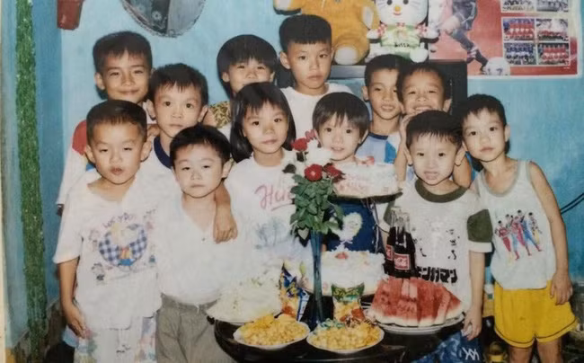 Trước khi bữa tiệc được khai màn, cả đám trẻ sẽ được người lớn chụp cho một bức ảnh bằng máy phim "cổ đại". Nhớ nhất là trước khi chụp ảnh, cả đám phải nhe nhở cười đến bao giờ đèn flash vụt sáng mới được "ngừng diễn".