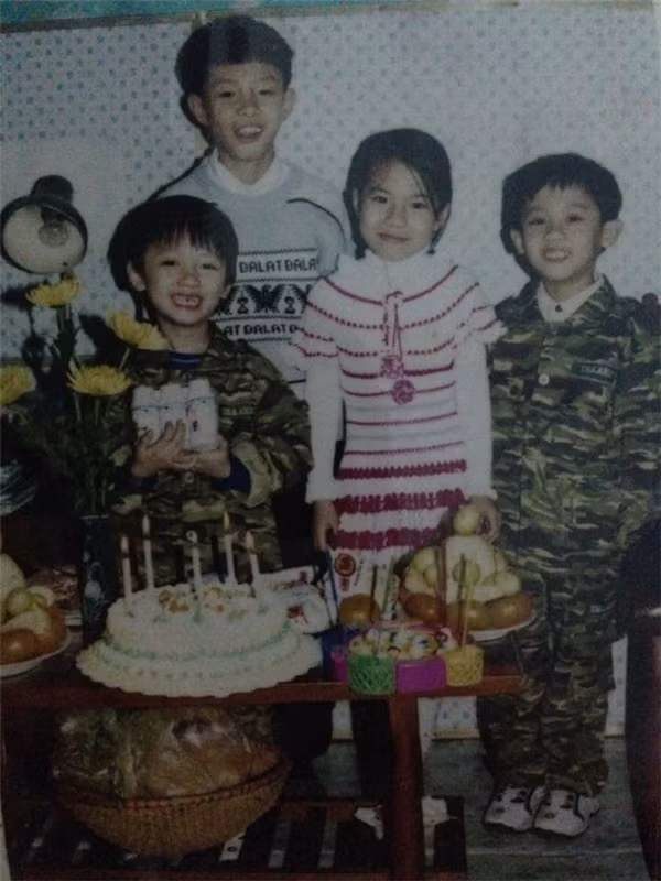 Sinh nhật ngày xưa thường được tổ chức tại nhà và đây được coi là một sự kiện vô cùng trọng đại với chủ bữa tiệc khi có bạn bè cùng lớp, bạn bè hàng xóm và anh chị em trong nhà tới dự.