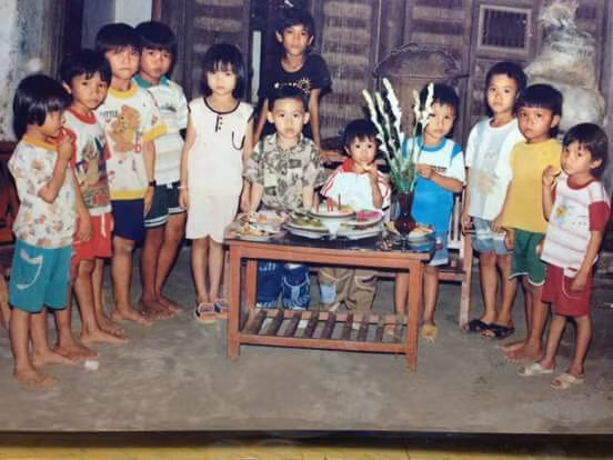 Sinh nhật ngày xưa giản dị, ấm cúng nhưng vẫn ý nghĩa vì được trở thành "nhân vật chính" nhận được tất cả sự quan tâm, chú ý từ mọi người xung quanh.