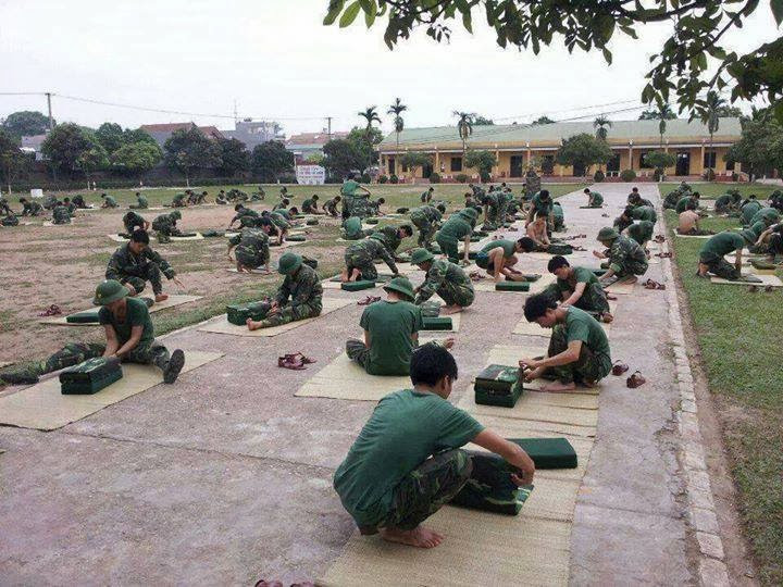 Cảnh cả tiểu đội phải ngồi ngoài sân có cái nắng đến 39 - 40 độ để gập chăn là điều mà nhiều bạn trẻ không thể tin được nhưng nó là sự thật.