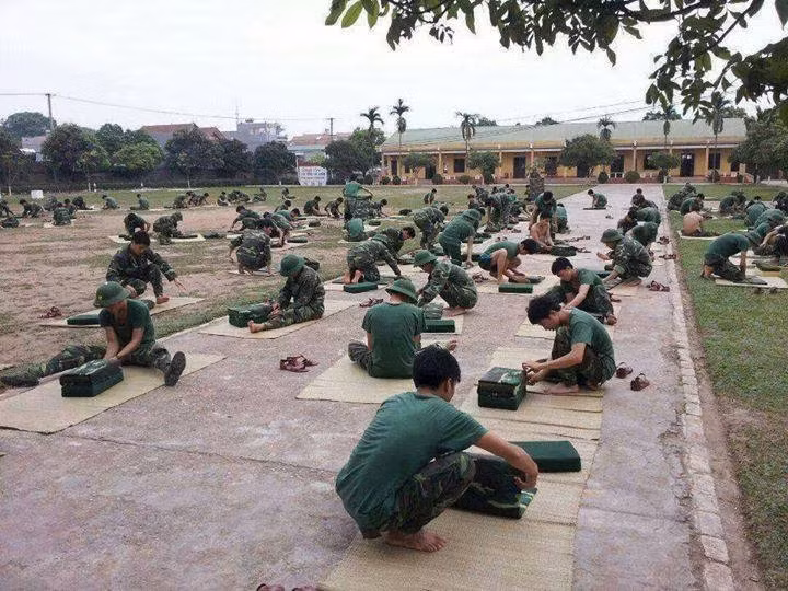 Cảnh cả tiểu đội phải ngồi ngoài sân có cái nắng đến 39 - 40 độ để gập chăn là điều mà nhiều bạn trẻ không thể tin được nhưng nó là sự thật.