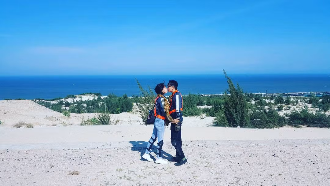 Con đường nhựa sạch bóng uốn lượn, hai bên đường là triền cát trắng xóa như cảnh tượng trong giấc mơ nơi thiên đàng chẳng kém cạnh những xa lộ từng xuất hiện trong phim Mỹ.