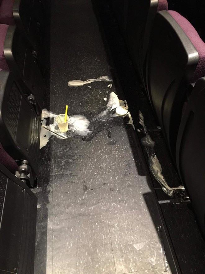 Ngay sau khi được đăng tải, làn sóng phẫn nộ về hành động phản cảm của cô gái trong phòng chiếu phim đã nhận được ý kiến từ cộng đồng mạng. Đa phần đều lên tiếng chỉ trích mạnh mẽ và cho rằng, cô gái cần phải xem lại cách hành xử và phẩm giá con người mình khi thiếu tôn trọng những người xung quanh.