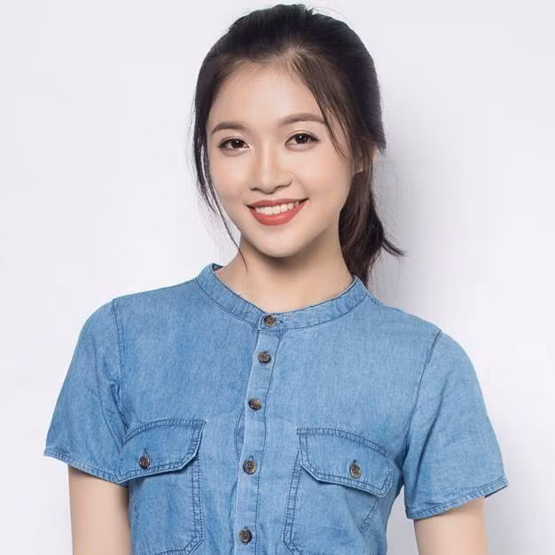 Trần Hiền được trời ưu ái cho gương mặt "yêu ngay từ cái nhìn đầu tiên", cùng ngoại hình cân đối nên cô là gương mặt được các nam sinh chú ý khi còn ngồi trên ghế giảng đường của ĐH Dược Hà Nội.