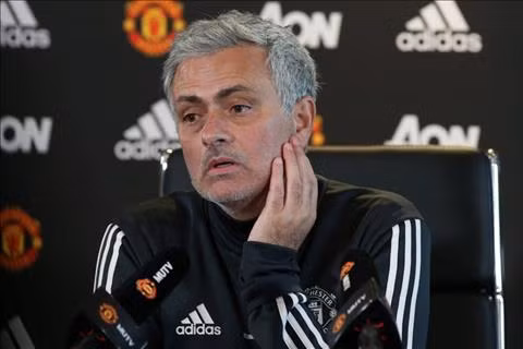 Nguồn tin thân cận MU tiết lộ, các quan chức ở Old Trafford sẽ không sa thải Mourinho, kể cả trong trường hợp xấu nhất là đội nhà thua trước Burnley.