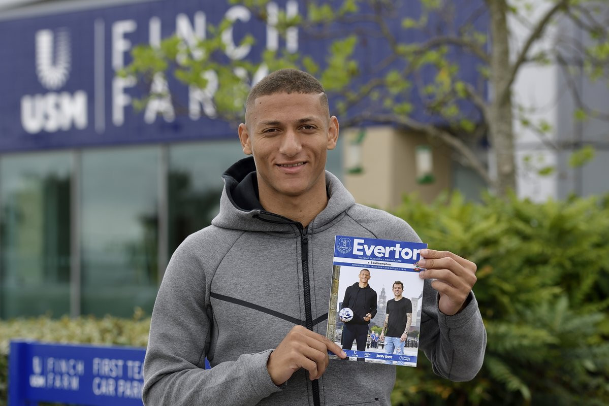 Chuyển nhượng bóng đá từ The Sun, đến tháng Giêng 2019 của MU đang được thực hiện, với mục tiêu Everton Soares.