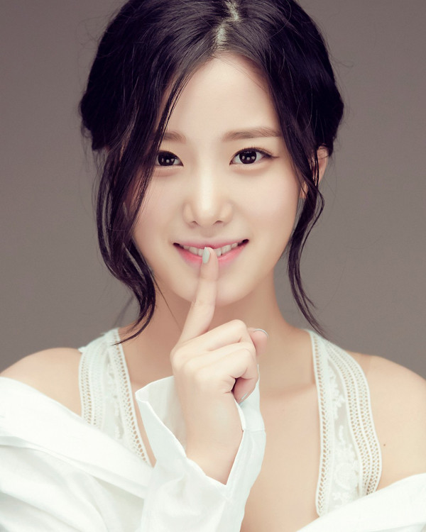 Cũng như nhiều nữ ca sĩ dạng thần tượng khác ở Hàn Quốc, Jo Hyun rất chuộng phong cách sexy. Tuy nhiên, cô nàng này bị nhiều người đánh giá thuộc diện nghiện ăn mặc hở hang khi liên tục diện những bộ cánh thiếu vải lên sân khấu cũng như ở đời thường.