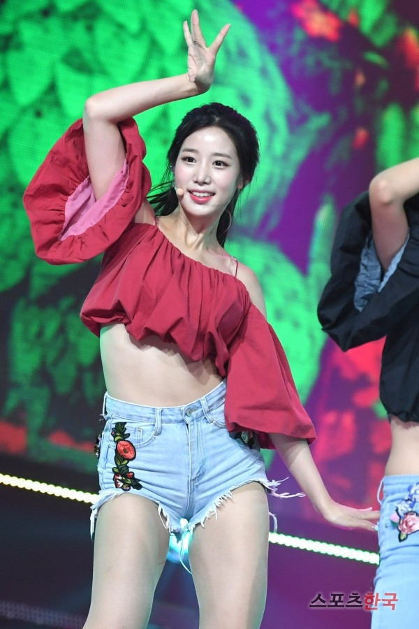 Cũng vì phong cách thời trang hở hang này, không ít lần Jo Huyn đã phải nhận chỉ trích và phản ứng từ dư luận.