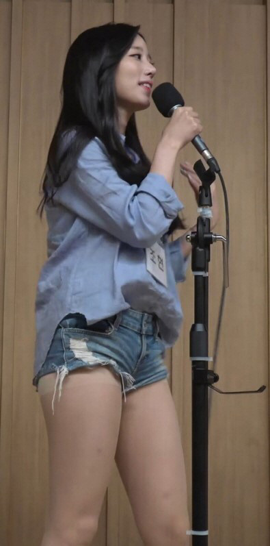 Những chiếc quần không thể ngắn hơn như thế này luôn được Jo Huyn trưng dụng để lên sân khấu để khoe đôi chân dài nhưng do mặc đi, mặc lại quá nhiều lần khiến khán giả chán nản với nữ ca sĩ này.